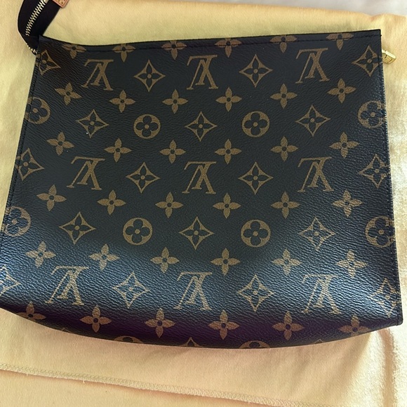 AUTHENTIC LOUIS VUITTON TOILETRY POUCH 26. Excellent condition. - Picture 3 of 14
